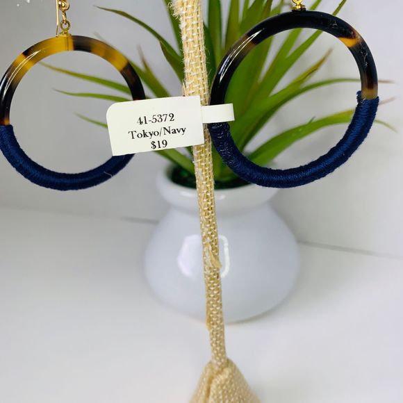 LISA AUGUST Vegan Tortoise Hoop Tokyo Earrings - Picture 2 of 5